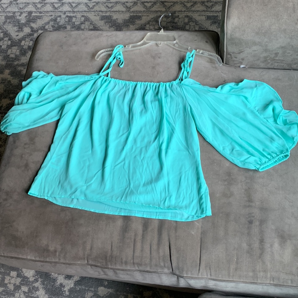 Cold shoulder ruffle top - Picture 2 of 4
